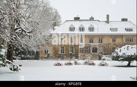 Die Schlachtungen Manor House in Lower Slaughter Dorf im Schnee im Dezember. Lower Slaughter, Cotswolds, Gloucestershire, England Stockfoto