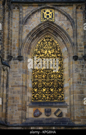 Golden grid Bei st. Vitus Kathedrale, Prag Stockfoto