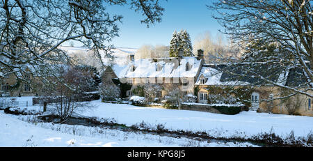 Upper Slaughter Bauernhaus im Schnee im Dezember. Upper Slaughter, Cotswolds, Gloucestershire, England Stockfoto