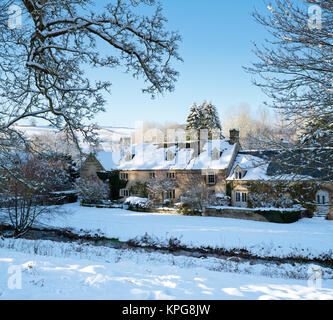 Upper Slaughter Bauernhaus im Schnee im Dezember. Upper Slaughter, Cotswolds, Gloucestershire, England Stockfoto