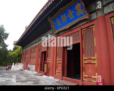 Berühmten Konfuzius Tempel in Peking mit der Tür und der Skulptur. Reisen in Peking, China. 21. Oktober, 2017. Stockfoto