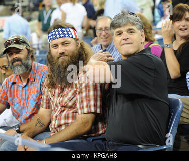 FLUSHING NY-SEPTEMBER 04: Duck's Dynasty Willie Robertson, Sean Hannity, Tag elf der 2014 US Open am USTA Billie Jean King National Tennis Center am 4. September 2014 in der Nähe der Queens Borough von New York City People: Willie Robertson, Sean Hannity Stockfoto