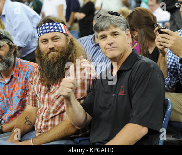 FLUSHING NY-SEPTEMBER 04: Duck's Dynasty Willie Robertson, Sean Hannity, Tag elf der 2014 US Open am USTA Billie Jean King National Tennis Center am 4. September 2014 in der Nähe der Queens Borough von New York City People: Willie Robertson, Sean Hannity Stockfoto