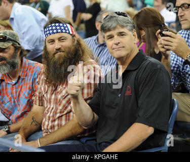 FLUSHING NY-SEPTEMBER 04: Duck's Dynasty Willie Robertson, Sean Hannity, Tag elf der 2014 US Open am USTA Billie Jean King National Tennis Center am 4. September 2014 in der Nähe der Queens Borough von New York City People: Willie Robertson, Sean Hannity Stockfoto