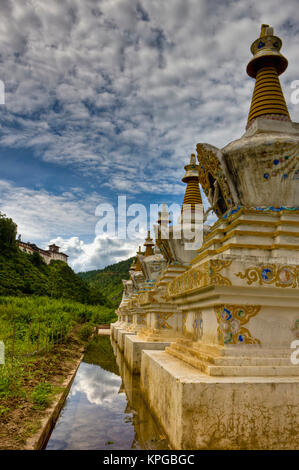 Asien, Bhutan. Stupas können alle über die Landschaft gefunden werden. Stockfoto