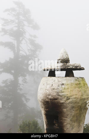 Asien, Bhutan. Urne gelegt als Dekoration auf den Pass von Dochum La auf der Straße zwischen Pinakha und Thimphu. Stockfoto