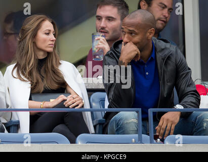 FLUSHING NY-SEPTEMBER 08: Andrea Rajacic, Thierry Henry, an der Mens Singles Finale Tag 15 der 2014 US Open am USTA Billie Jean King National Tennis Center am 8. September 2014 in der Nähe der Queens Borough von New York City People: Andrea Rajacic, Thierry Henry Stockfoto