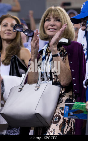 FLUSHING NY-SEPTEMBER 04: Anna Wintour, Tag elf der 2014 US Open am USTA Billie Jean King National Tennis Center am 4. September 2014 in der Nähe der Queens Borough von New York City. Personen: Anna Wintour Stockfoto