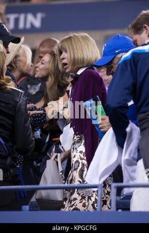 FLUSHING NY-SEPTEMBER 04: Anna Wintour, Tag elf der 2014 US Open am USTA Billie Jean King National Tennis Center am 4. September 2014 in der Nähe der Queens Borough von New York City. Personen: Anna Wintour Stockfoto