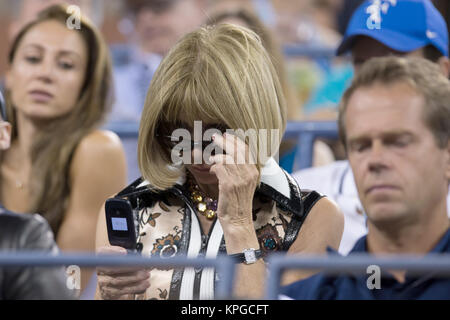 FLUSHING NY-SEPTEMBER 04: Anna Wintour, Tag elf der 2014 US Open am USTA Billie Jean King National Tennis Center am 4. September 2014 in der Nähe der Queens Borough von New York City. Personen: Anna Wintour Stockfoto