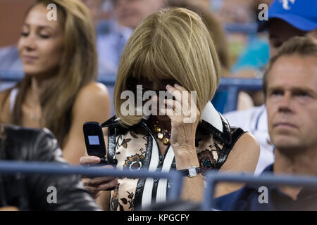 FLUSHING NY-SEPTEMBER 04: Anna Wintour, Tag elf der 2014 US Open am USTA Billie Jean King National Tennis Center am 4. September 2014 in der Nähe der Queens Borough von New York City. Personen: Anna Wintour Stockfoto