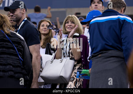 FLUSHING NY-SEPTEMBER 04: Hugh Jackman, Anna Wintour, Tag elf der 2014 US Open am USTA Billie Jean King National Tennis Center am 4. September 2014 in der Nähe der Queens Borough von New York City. Personen: Hugh Jackman, Anna Wintour Stockfoto