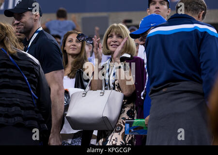 FLUSHING NY-SEPTEMBER 04: Hugh Jackman, Anna Wintour, Tag elf der 2014 US Open am USTA Billie Jean King National Tennis Center am 4. September 2014 in der Nähe der Queens Borough von New York City. Personen: Hugh Jackman, Anna Wintour Stockfoto