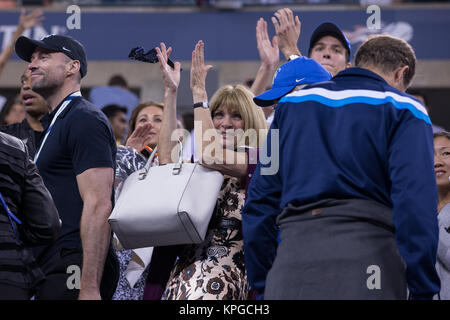 FLUSHING NY-SEPTEMBER 04: Hugh Jackman, Anna Wintour, Tag elf der 2014 US Open am USTA Billie Jean King National Tennis Center am 4. September 2014 in der Nähe der Queens Borough von New York City. Personen: Hugh Jackman, Anna Wintour Stockfoto