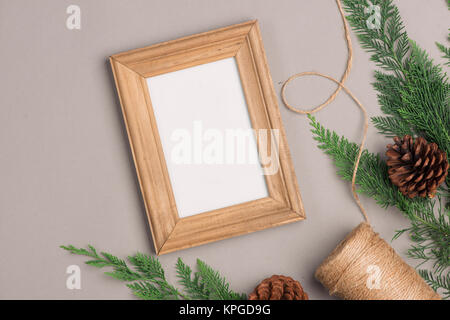 Weihnachten oder Neujahr Geschenkboxen Sammlung in Kraftpapier und leeren Bilderrahmen für Text verpackt. Stockfoto