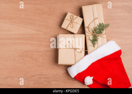 Weihnachten oder Neujahr Geschenkboxen Sammlung in Kraft Papier auf Holz Hintergrund gewickelt. Stockfoto