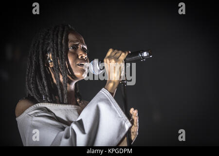 Dänemark, Kopenhagen, 11. Dezember 2017. Der amerikanische Sänger und Songwriter Kelela führt ein Live Konzert in Pumpehuset in Kopenhagen. (Foto: Gonzales Foto - Thomas Rasmussen). Stockfoto