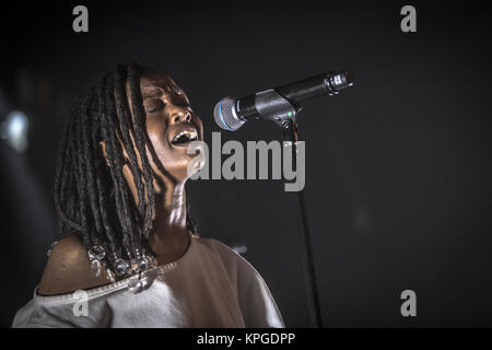 Dänemark, Kopenhagen, 11. Dezember 2017. Der amerikanische Sänger und Songwriter Kelela führt ein Live Konzert in Pumpehuset in Kopenhagen. (Foto: Gonzales Foto - Thomas Rasmussen). Stockfoto