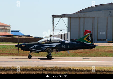 Silbernen Falken Team Pilatus PC-7 Flugzeug in Afrika 2012 Aerospace und Defence Airshow, Waterkloof Airbase, Pretoria. Stockfoto