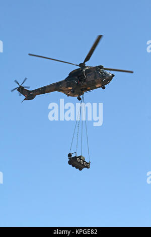 SAAF, Atlas Oryx Militärhubschrauber ablegen Gecko AAD 2008 an Afrika 2012 Aerospace und Defence Airshow, Waterkloof Airbase, Pretoria. Stockfoto