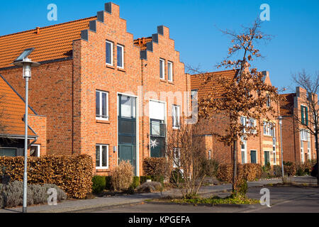 Neue Doppelhaushälften aus rotem Backstein in der Nähe von Berlin, Deutschland Stockfoto