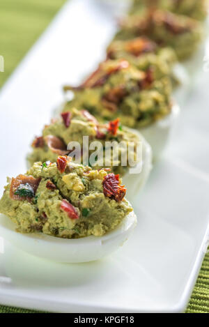 Speck Guacamole deviled Eiern Stockfoto