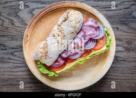 Sandwich mit Schinken, Käse und frischem Gemüse Stockfoto