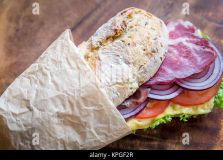 Sandwich mit Schinken, Käse und frischem Gemüse Stockfoto