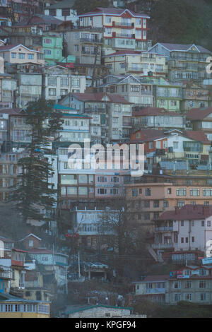 Tiered Häuser auf steilen Hang in Shimla, Indien Stockfoto