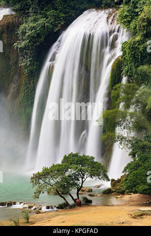 Detian Wasserfall in China, auch als Ban Gioc in Vietnam bekannt ist die vierte größte transnationale Wasserfälle der Welt. Im Karst Hügel von D Stockfoto