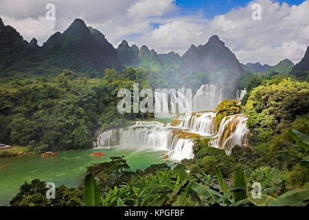 Detian Wasserfall in China, auch als Ban Gioc in Vietnam bekannt ist die vierte größte transnationale Wasserfälle der Welt. Im Karst Hügel von D Stockfoto