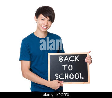 Asiatischer Mann mit der Tafel angezeigt Formulierungen Zurück zur Schule Stockfoto