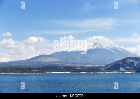 Mt. Fuji mit See Motosu in Japan Stockfoto