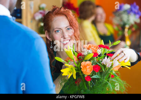 Flower Shop Besitzer Arbeiten an Blumenstrauß Stockfoto