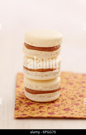 Macarons mit Caramell füllen Stockfoto