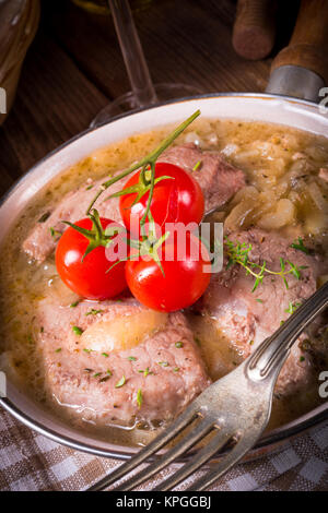 Fricandeau gebraten mit Zwiebeln Stockfoto