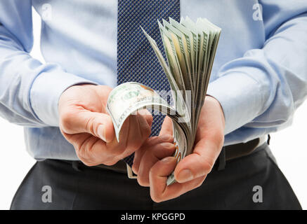 Des Menschen Hände halten Dollar Banknoten Stockfoto