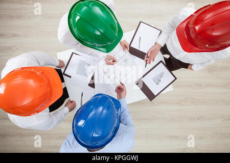 Diskussion in der Gruppe in einer Baufirma Stockfoto