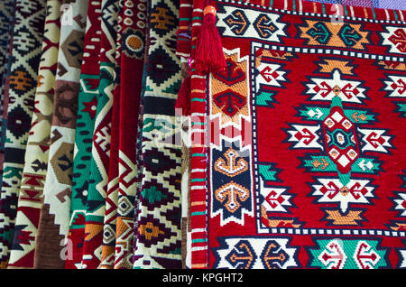 Stapel der türkischen Kelims als einen farbigen Hintergrund handgefertigten gewebten Teppichen und Tapestry vintage Teppiche Stockfoto