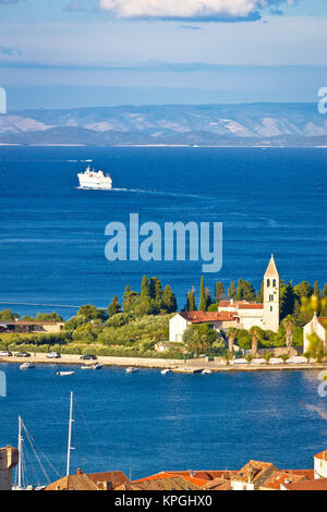 VIS Insel Kirche und Fähre anzeigen Stockfoto