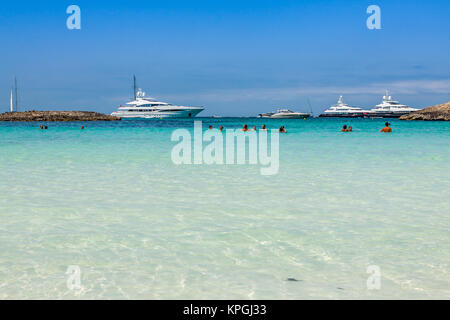 Luxusyacht in türkis Strand von Formentera illetes August 21,2013 Stockfoto