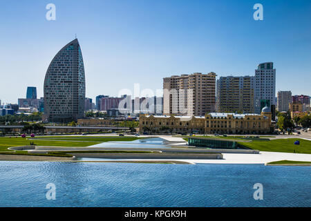 BAKU, Aserbaidschan - Okt 4, 2016: Schöner Brunnen am Heydar Aliyev Center in Baku am Okt 4, 2016. Die Republik Aserbaidschan Stockfoto