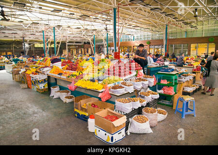 BAKU, Aserbaidschan - Okt 4, 2016: Menschen und Früchte Verkäufer am grünen Markt in Baku am Okt 4, 2016. Aserbaidschan Stockfoto