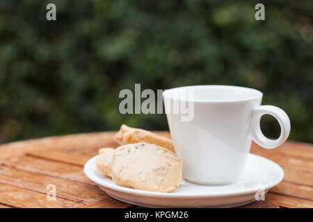 Cashew Kekse mit Kaffeetasse Stockfoto