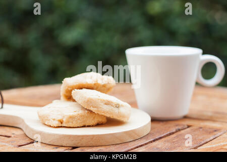 Cashew Kekse mit Kaffeetasse Stockfoto