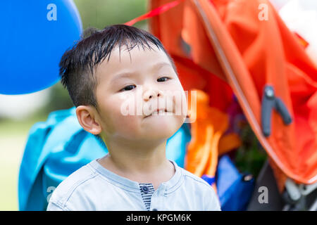 Wenig asiatischen Jungen ein lustiges Gesicht machen Stockfoto