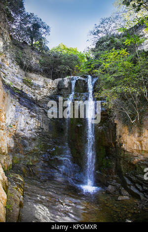 Wasserfall in Botanischen Gärten von Tiflis, Georgien. Europa. Stockfoto