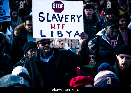 Als Reaktion auf den Sklavenhandel in Libyen, im afrikanischen Leben davon, eine nationale März in London am 9. Dezember statt. Die Demonstranten marschierten, bis die Vorderseite der libyschen Botschaft in Knightsbridge. (Anmerkung des Editors: Bild wurde mit digitalen Filtern verändert.) Stockfoto