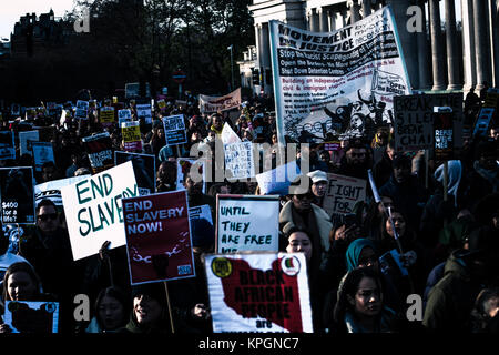 Als Reaktion auf den Sklavenhandel in Libyen, im afrikanischen Leben davon, eine nationale März in London am 9. Dezember statt. Die Demonstranten marschierten, bis die Vorderseite der libyschen Botschaft in Knightsbridge. (Anmerkung des Editors: Bild wurde mit digitalen Filtern verändert.) Stockfoto