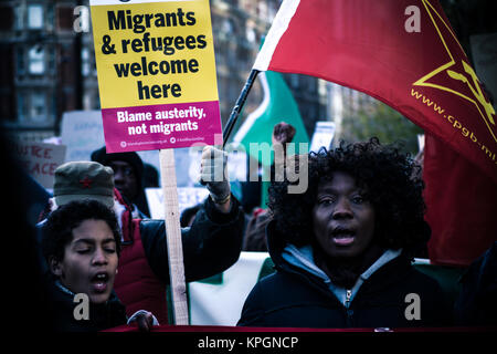 Als Reaktion auf den Sklavenhandel in Libyen, im afrikanischen Leben davon, eine nationale März in London am 9. Dezember statt. Die Demonstranten marschierten, bis die Vorderseite der libyschen Botschaft in Knightsbridge. (Anmerkung des Editors: Bild wurde mit digitalen Filtern verändert.) Stockfoto